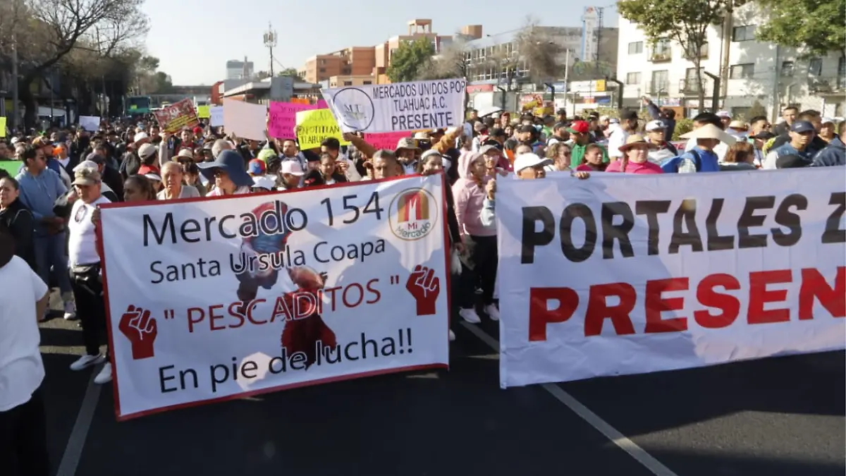 Comerciantes bloquean Calzada de Tlalpan